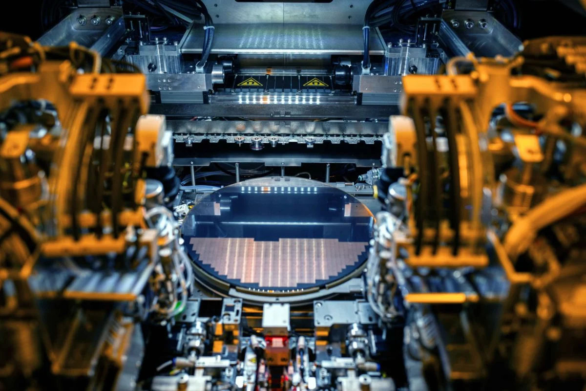 A Strategic Shift: Apple and Intel Forge Preliminary Agreement for Semiconductor Manufacturing