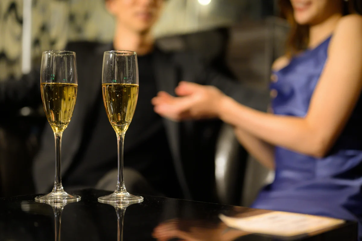 Behind the Red Curtain: An Investigative Look at Japan’s Underground "Happening Bar" Culture