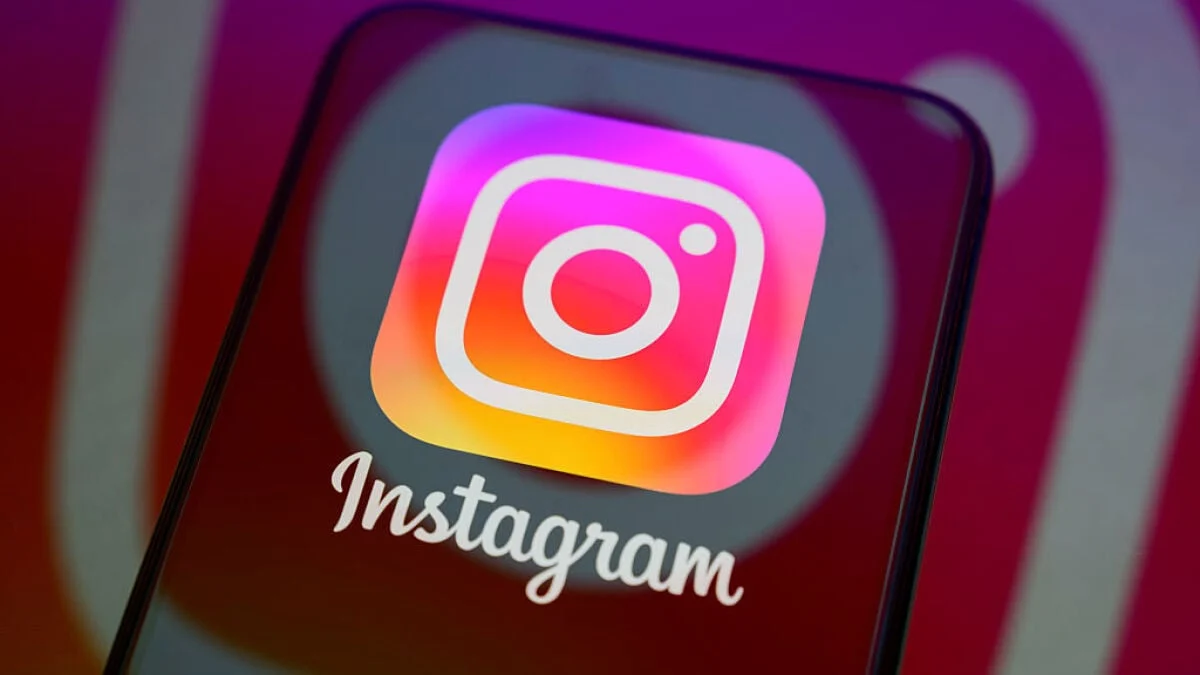 Glitch in the Feed: Instagram’s Black-and-White HDR Bug Explained