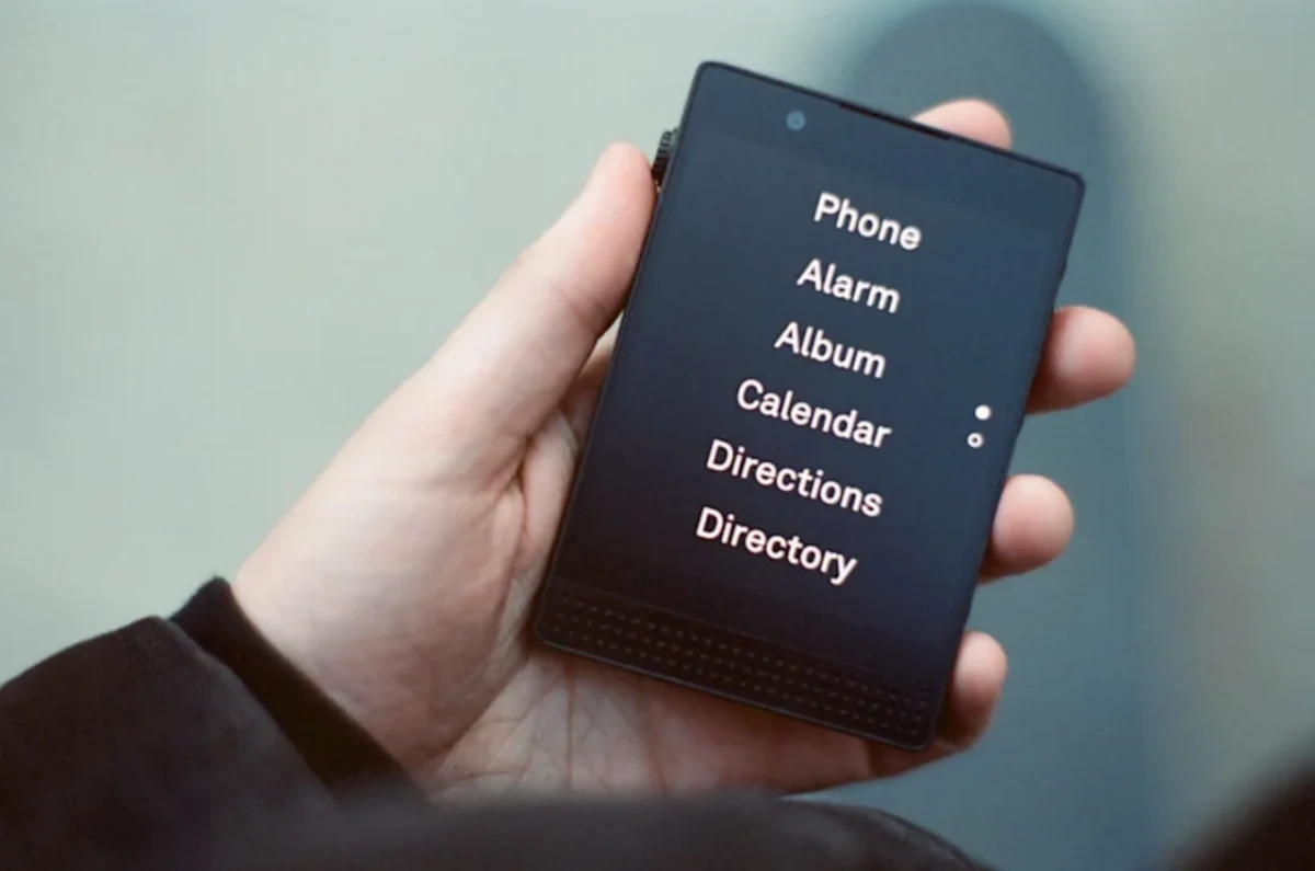 The Great Disconnect: Why the "Dumbphone" Movement is Reshaping Our Relationship with Technology