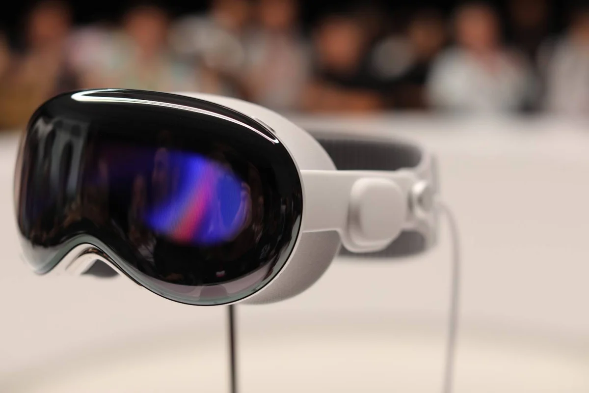 Executive Shakeup: Apple Vision Pro Lead Paul Meade Defects to OpenAI