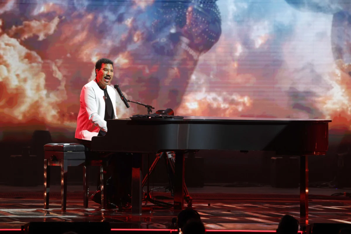 Lionel Richie Abruptly Halts Opening Night of Tour Following Health Scare