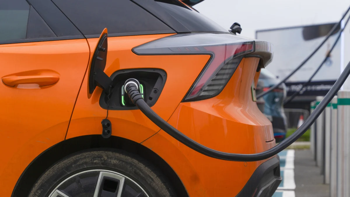 The Double-Edged Sword: Can Bidirectional Charging Pay for Your EV, or Will It Drain Your Battery?