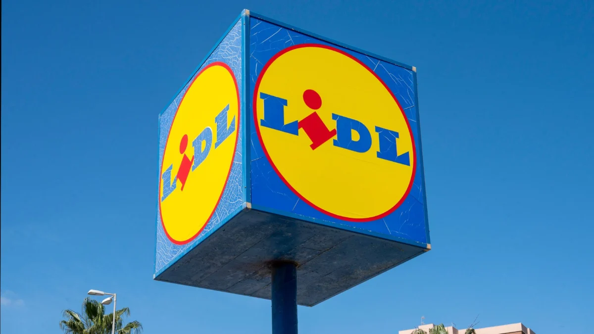 The Piano-Playing Pooch: Inside the Internet’s Most Absurd Logo Conspiracy