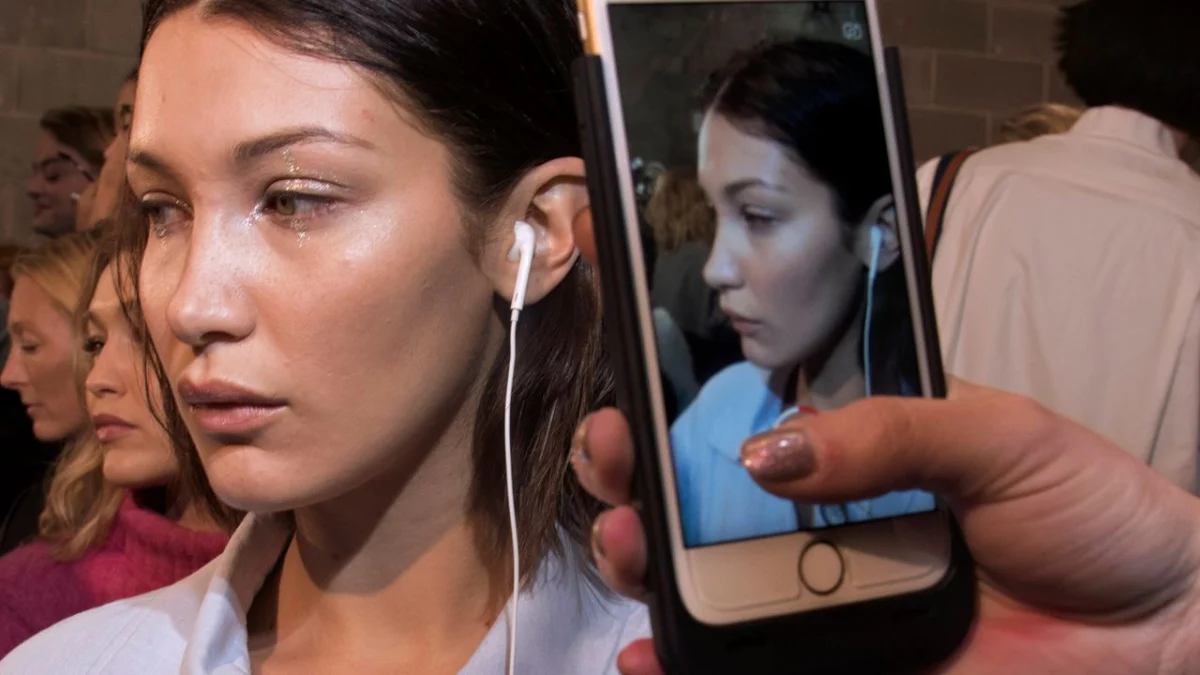 The Wired Renaissance: Why Tech Purists and Fashion Icons Are Untethering from Bluetooth