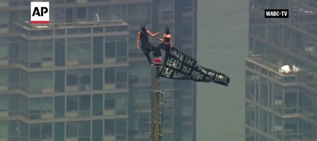 Love at 1,454 Feet: The Audacious Empire State Building Stunt That Ended in Handcuffs