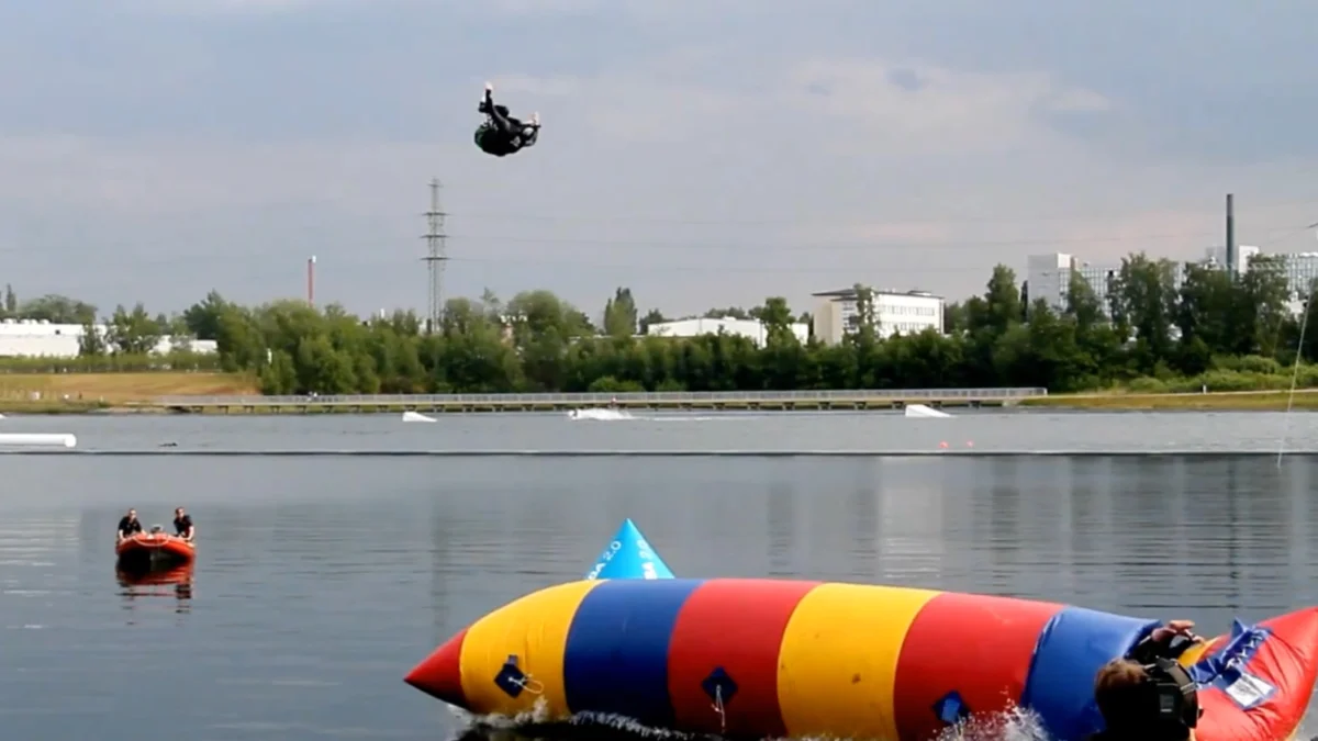 Sky-High Stunt: How a Thrill-Seeking Team Shattered the World Record for "Blobbing"