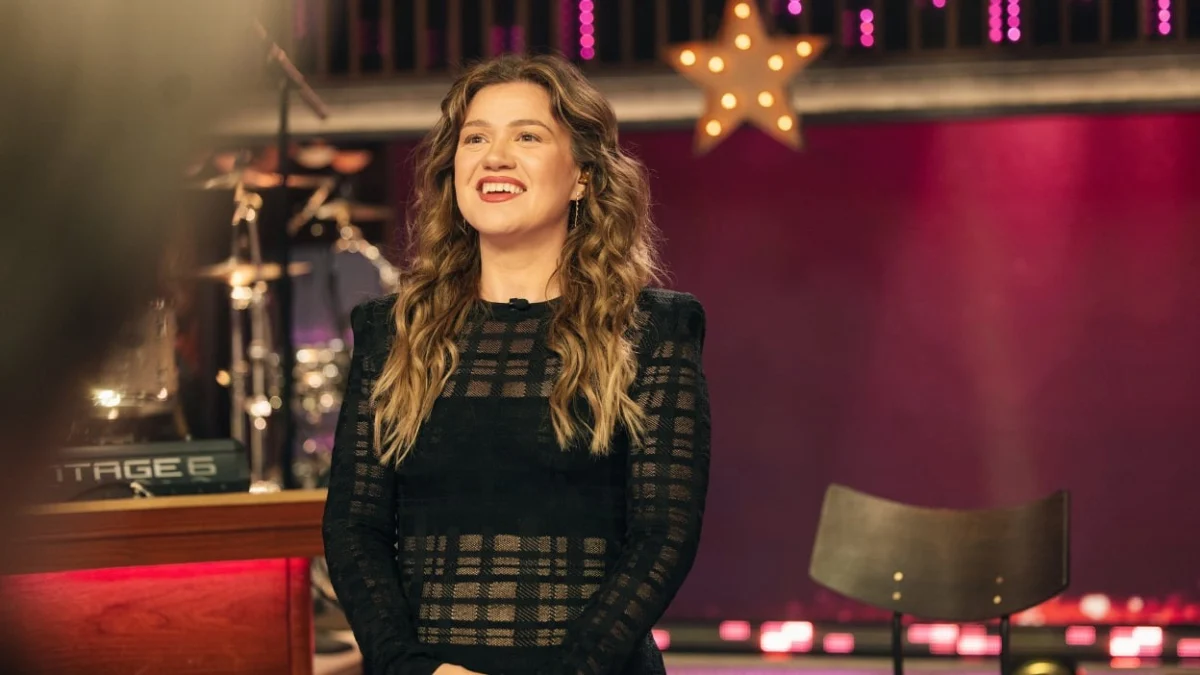 The $15,000 Bird That Divided the Internet: Inside the Kelly Clarkson vs. Art of Play Feud